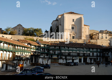 Plaza Mayor e la chiesa di Nostra Signora dell'Assunzione, Chinchon, Comunidad Madrid, Spagna Foto Stock