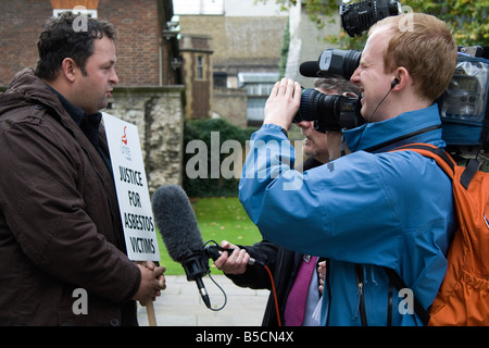 Intervistando unione protestor amianto al di fuori del Parlamento 4 Foto Stock