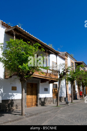 Tero VILLAGE STREET storico originale case di villaggio con i tipici balconi in legno in Teror Gran Canaria Isole Canarie Spagna Foto Stock