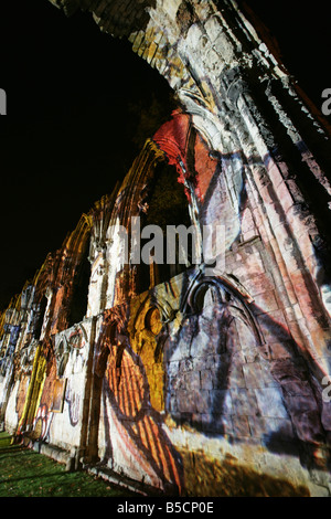 Città di York, Inghilterra. Protezionista Ross Ashton progetti la sua arte progetto "Accendo' sui ruderi medievali del St Mary's Abbey. Foto Stock