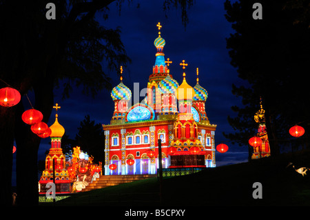 Chiesa del Salvatore sul Sangue versato Cattedrale Lanterna cinese Festival al crepuscolo in Ontario Place Toronto Foto Stock