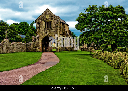 Immagine guardando giù il drive e attraverso il Gatehouse of Cleeve Abbey Foto Stock