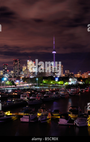 Paesaggio di Toronto di notte con le barche attraccate in Ontario posto marina Foto Stock