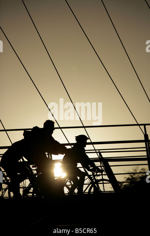 Città di York, Inghilterra. I ciclisti sulla Whitby, Bird e partner progettato Millennium Bridge sul fiume Ouse. Foto Stock