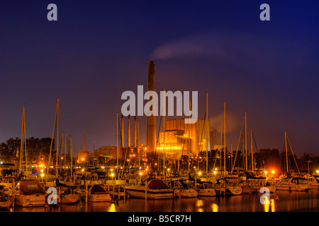 Serata Foto di NIPSCO Coal Fired Power Plant visto da Washington Park Marina sul Lago Michigan Michigan City Indiana Foto Stock