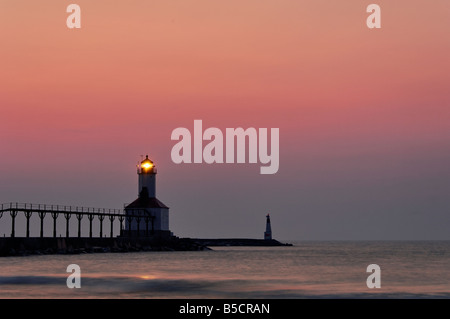 Tramonto e Michigan City East Pierhead Lighthouse sul Lago Michigan Michigan City Indiana Foto Stock