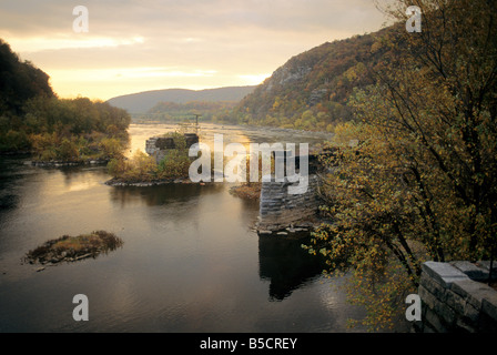 Alba sul Potomac River Gorge al harpers Ferry National Historic Site, WV e MD, dal punto di vista della Appalachian Trail Foto Stock