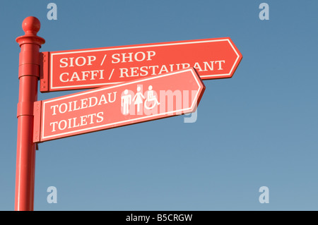 Segni rossi welsh bilingue Lingua inglese signage costituzione sulla collina sopra Aberystwyth Wales UK Foto Stock