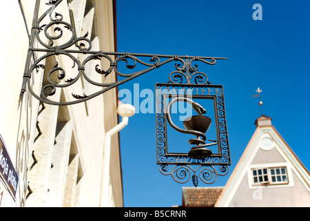 Segno del 'Raeapteek', una delle più antiche farmacie in Europa. Piazza della Città Vecchia di Tallinn, Estonia. Foto Stock