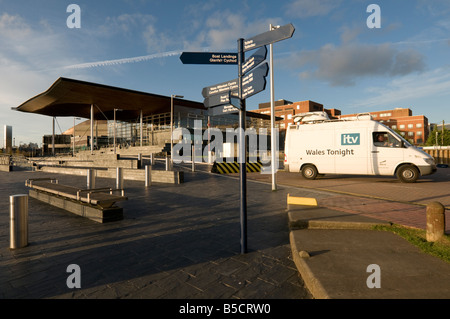 ITV Wales stasera news satellite OB van parcheggiata vicino all'Assemblea del Galles edificio in Cardiff Bay Foto Stock