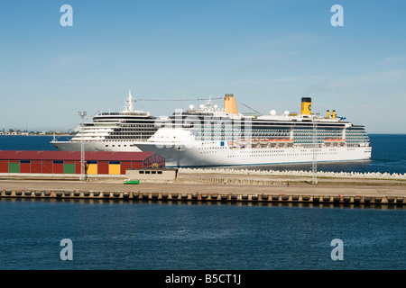 Navi da Crociera Arcadia e Costa Atlantica ormeggiato al porto di Tallinn, Estonia Foto Stock