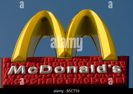 McDonald s un ristorante fast food segno giallo Golden Arches simbolo contro il cielo blu chiaro, REGNO UNITO Foto Stock