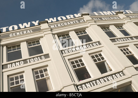 Opere Towy negozio di ferramenta Carmarthen west wales - un noto punto di riferimento nella città di gallese Foto Stock