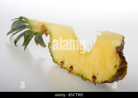 Fetta di ananas in oro con un morso mark preso fuori di esso Foto Stock