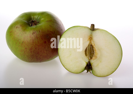 Close up di fetta di e un intero bramley apple di cottura Foto Stock