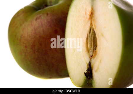 Close up di fetta di e un intero bramley apple di cottura Foto Stock