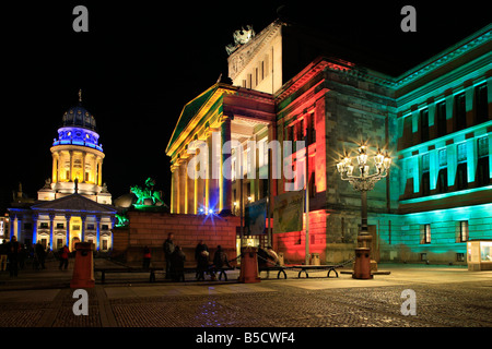 Teatro Schauspielhaus e sullo sfondo il Deutscher Dom a Gendarmenmarkt a Berlino durante il festival delle luci, Germania Foto Stock