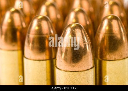 Una pila di rame placcato con proiettili slug in ottone rivestito in righe Foto Stock