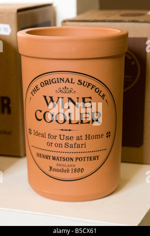 Terraglia wine cooler in negozio a Henry Watson ceramiche di Wattisfield nel Suffolk, Regno Unito Foto Stock