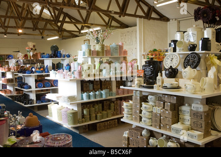 Vasellame in ceramica shop presso Henry Watson ceramiche di Wattisfield nel Suffolk, Regno Unito Foto Stock