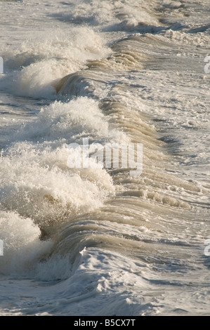 Tempesta onde azionata ad alta vento e tempeste tempeste si infrangono sulla riva in una tempesta Foto Stock