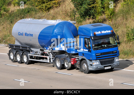 Dumper hgv articolato trasporto di cemento civile e marino trasporto di cemento alla rinfusa una società Hanson che guida su autostrada inglese nel Regno Unito Foto Stock