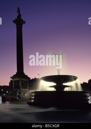 Trafalgar Square Nelsons Column e una fontana con illuminazione Foto Stock