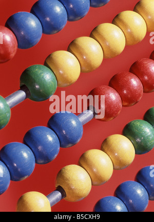Chiudere parte di Abacus contando frame calcolatrice che esegue funzioni aritmetiche mediante immissione manuale colorato di scorrimento perline di legno lungo le aste metalliche Foto Stock