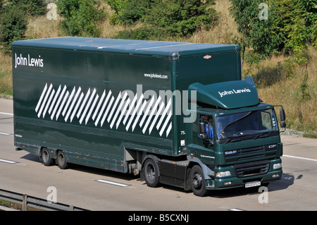 M25 Autostrada John Lewis articolato consegna DAF autocarro e rimorchio Foto Stock