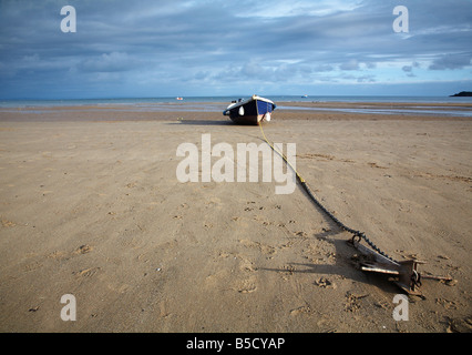 Piccola barca spiaggiata a Saundersfoot in Galles del Sud Foto Stock