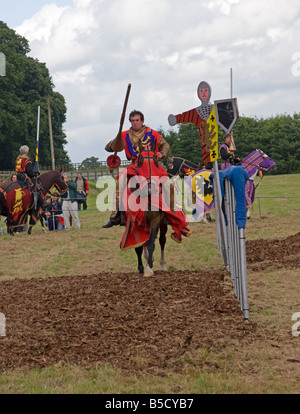 Cavaliere a cavallo della carica in una giostra Foto Stock