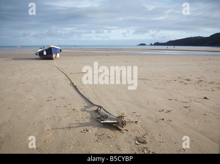 Piccola barca spiaggiata a Saundersfoot in Galles del Sud Foto Stock