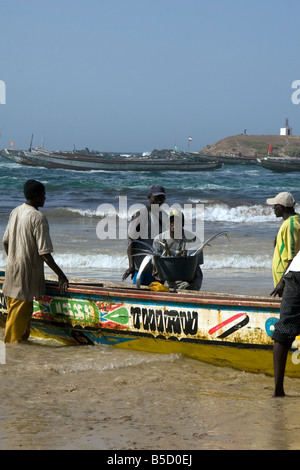 Lo sbarco delle catture di una barca da pesca a Yoff Dakar in Senegal Africa occidentale Foto Stock