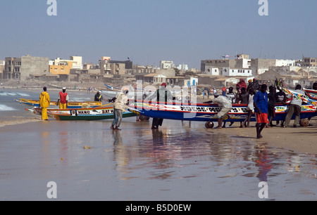 Lo sbarco di una barca da pesca a Yoff Dakar in Senegal Africa occidentale Foto Stock