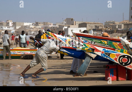 Lo sbarco di una barca da pesca a Yoff Dakar in Senegal Africa occidentale Foto Stock