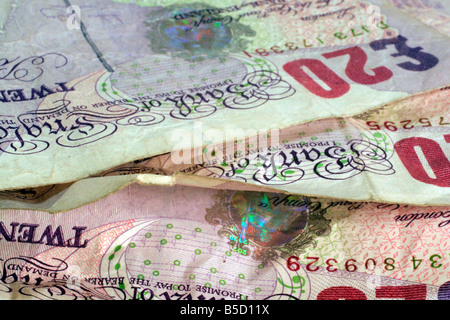 Vecchio venti pound note ancora in circolazione sfilacciata strappato e sporco in corrispondenza dei bordi Foto Stock