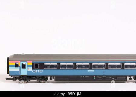 Close up di un Hornby diesel elettrico modello di treno in una livrea sparato contro uno sfondo bianco (tagliare) in uno studio Foto Stock