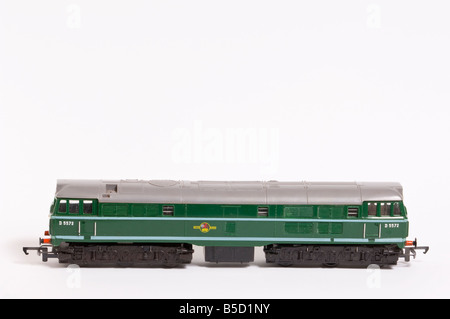 Close up di un Hornby modello diesel treno in livrea verde sparato contro uno sfondo bianco (tagliare) in uno studio Foto Stock