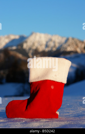 Babbo Natale Natale boot per doni al di fuori in un paesaggio innevato Foto Stock