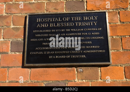 Segno al di fuori dell'Ospedale del Santo e la Santissima Trinità in Long Melford, Suffolk, Regno Unito Foto Stock