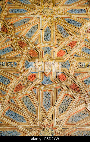 Intagliato e dipinto su legno porta, Real Alcazar, quartiere Santa Cruz di Siviglia, in Andalusia (Andalucia), Spagna Foto Stock