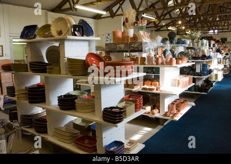 Vasellame in ceramica shop presso Henry Watson ceramiche di Wattisfield nel Suffolk, Regno Unito Foto Stock