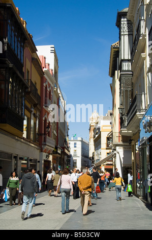 Il principale quartiere dello shopping, Tetuan Street vicino a Calle Sierpes, Siviglia, Andalusia, Spagna, Europa Foto Stock
