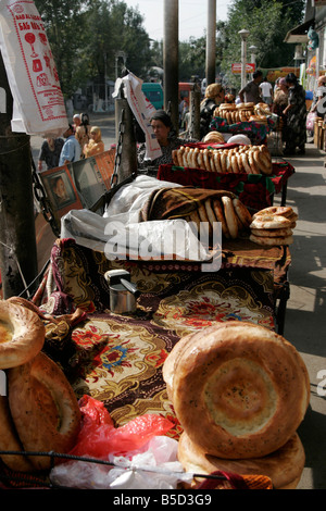 Tradizionale pane venduto per strada nel mercato della SSL, Kirghizistan Foto Stock