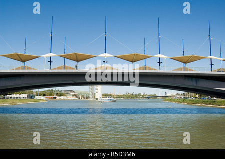 Puente de la Cartuja e il fiume Rio Guadalquivir, Siviglia, Andalusia, Spagna, Europa Foto Stock