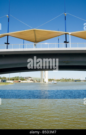 Puente de la Cartuja e il fiume Rio Guadalquivir, Siviglia, Andalusia, Spagna, Europa Foto Stock
