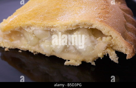 Fetta di irish bramley apple pie torta su una piastra nera Foto Stock