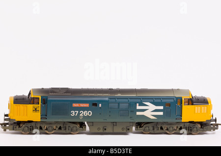Close up di un Hornby classe elettrico 37 modello diesel treno in blu e in livrea gialla sparato contro uno sfondo bianco (tagliare) Foto Stock
