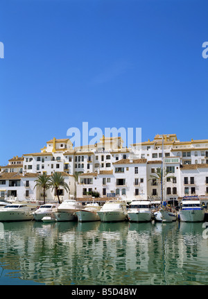 Le barche nel porto e edifici appartamento a Puerto Banus vicino a Marbella Costa del Sol Andalucía Spagna Europa Foto Stock