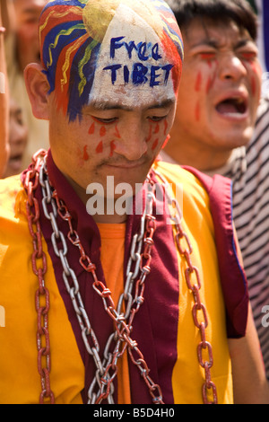 Tibetani in catene a marzo a New Delhi come una protesta contro la presunta brutalità cinesi in Tibet. Foto Stock